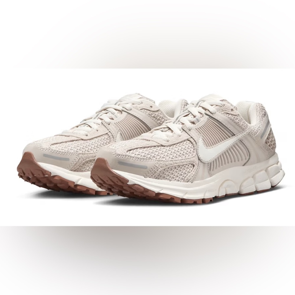 NIKE Zoom Vomero 5 Light Orewood Brown Metallic Sail Sneakers 7.5 NEW